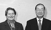Chủ tịch Wooskainen (trái) và đồng chủ tịch Sasaki