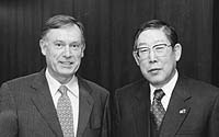 Giám đốc điều hành Keller IMF (trái) xem bóng đá trên kênh k+ k+ Chủ tịch Okuda